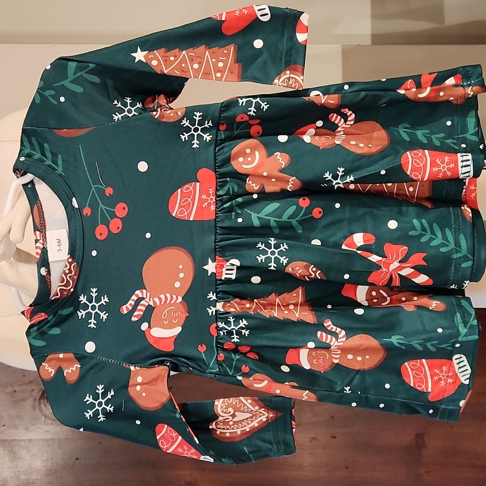 BABY NEW CHRISTMAS DRESS SIZE 3-6M LONG SLEEVES WITH PTINTS OF CHRISTMAS COOKIES